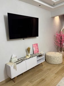⁦وحدة تليفزيون 30×150 سم – أبيض بيج – TV043⁩ - الصورة ⁦2⁩