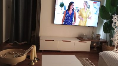 ⁦طقم قطعتين ترابيزة قهوة و ترابيزة تلفزيون 210- أبيض مع بنى - TV025⁩ - الصورة ⁦2⁩